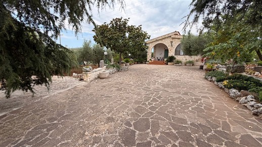 Villa Di 3 Vani e Acc. In Buono Stato, Rivestita In Pietra e Recintata.